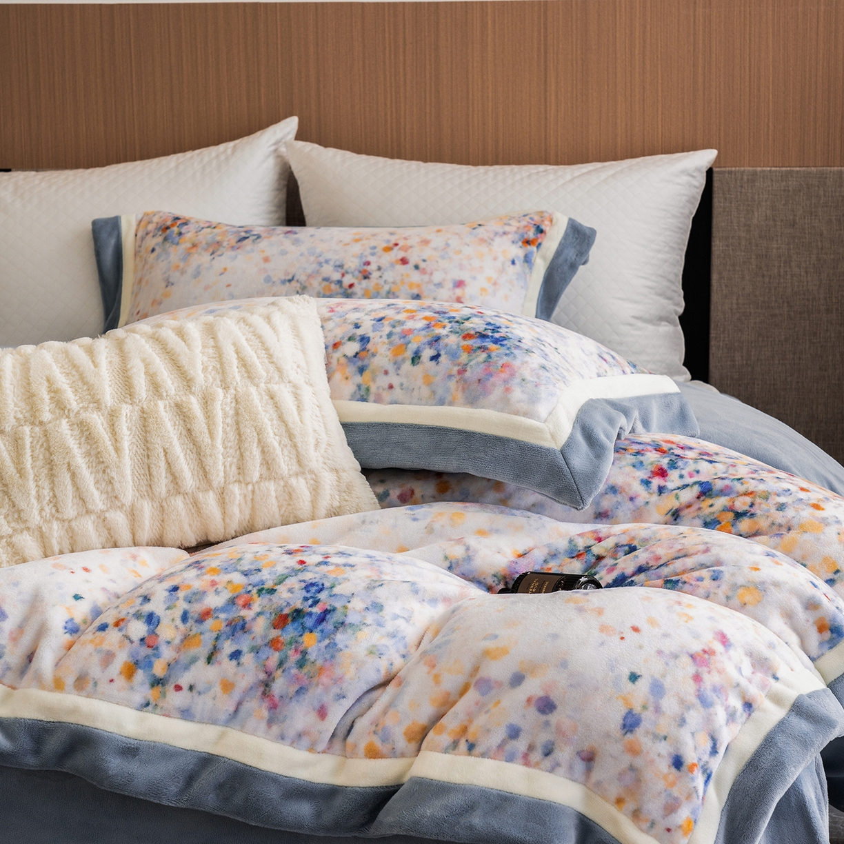 91家纺网 家纺一手货源 找家纺 蓝梦 2025新款全消光数码印花牛奶绒系列四件套 花海蓝