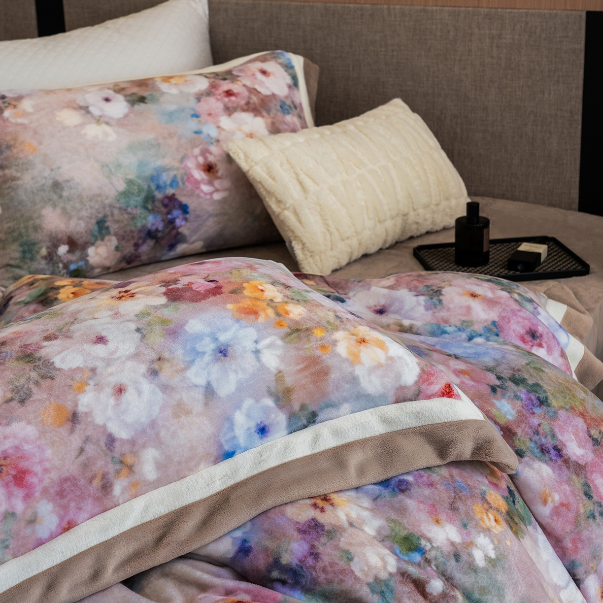 91家纺网 家纺一手货源 找家纺 蓝梦 2025新款全消光数码印花牛奶绒系列四件套 花语黄