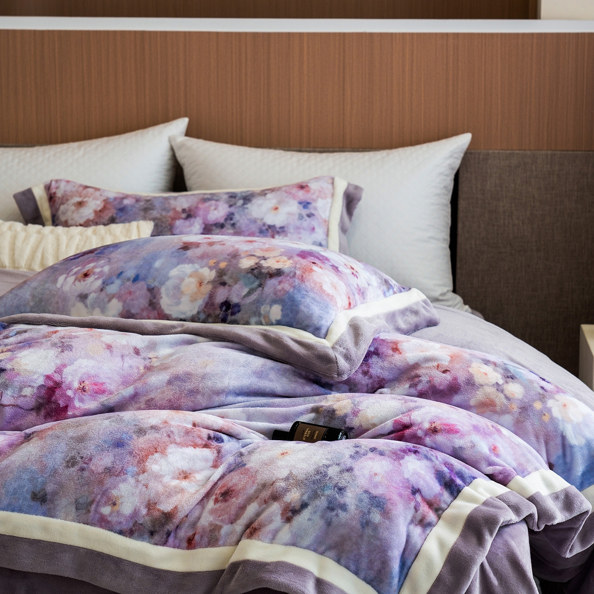 91家纺网 家纺一手货源 找家纺 蓝梦 2025新款全消光数码印花牛奶绒系列四件套 花语紫