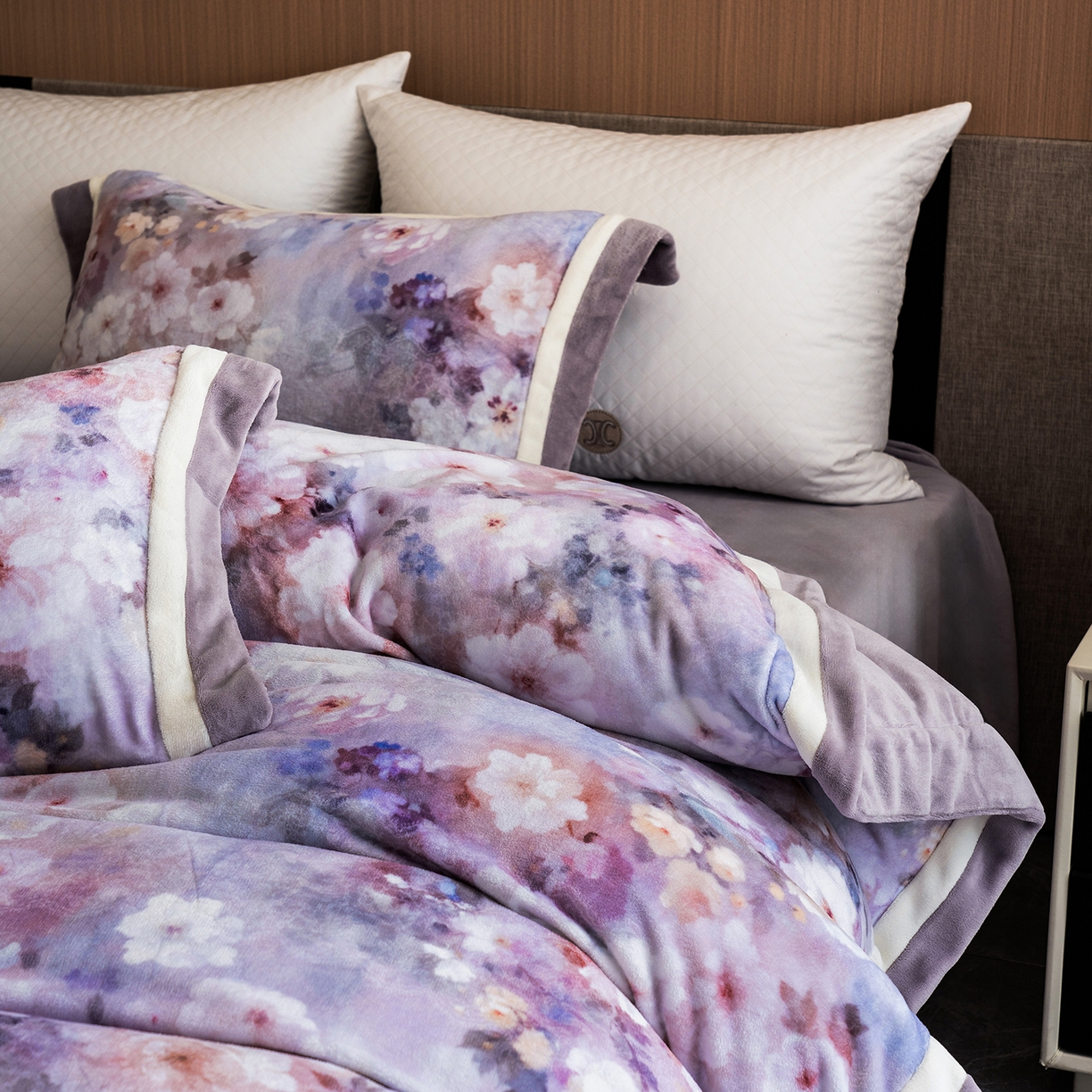 91家纺网 家纺一手货源 找家纺 蓝梦 2025新款全消光数码印花牛奶绒系列四件套 花语紫