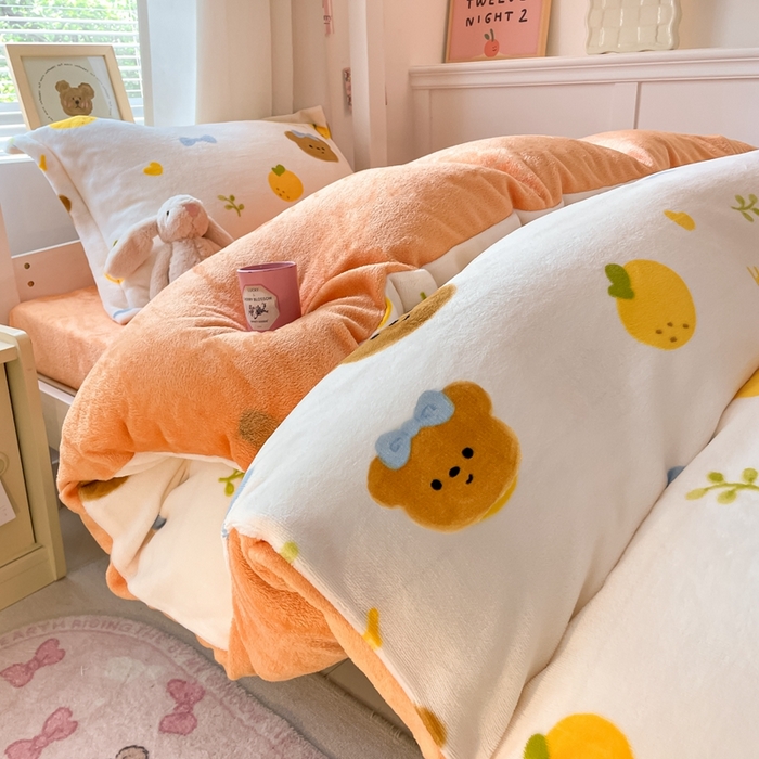 91家纺网 家纺一手货源 找家纺 寻米 2025新款高克重加厚保暖牛奶绒学生宿舍单床笠单件床笠系列二 甜橘小熊