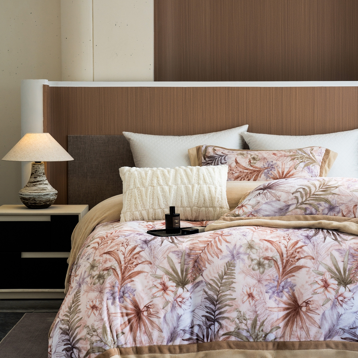 91家纺网 家纺一手货源 找家纺 蓝梦 2025新款全消光数码印花牛奶绒系列四件套 叶语黄