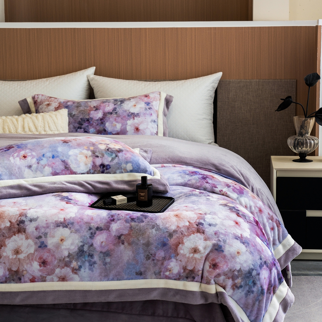 91家纺网 家纺一手货源 找家纺 蓝梦 2025新款全消光数码印花牛奶绒系列四件套 花语紫