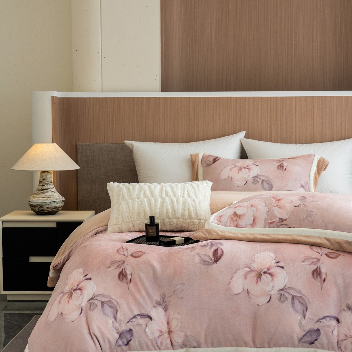 91家纺网 家纺一手货源 找家纺 蓝梦 2025新款全消光数码印花牛奶绒系列四件套 繁花似锦粉