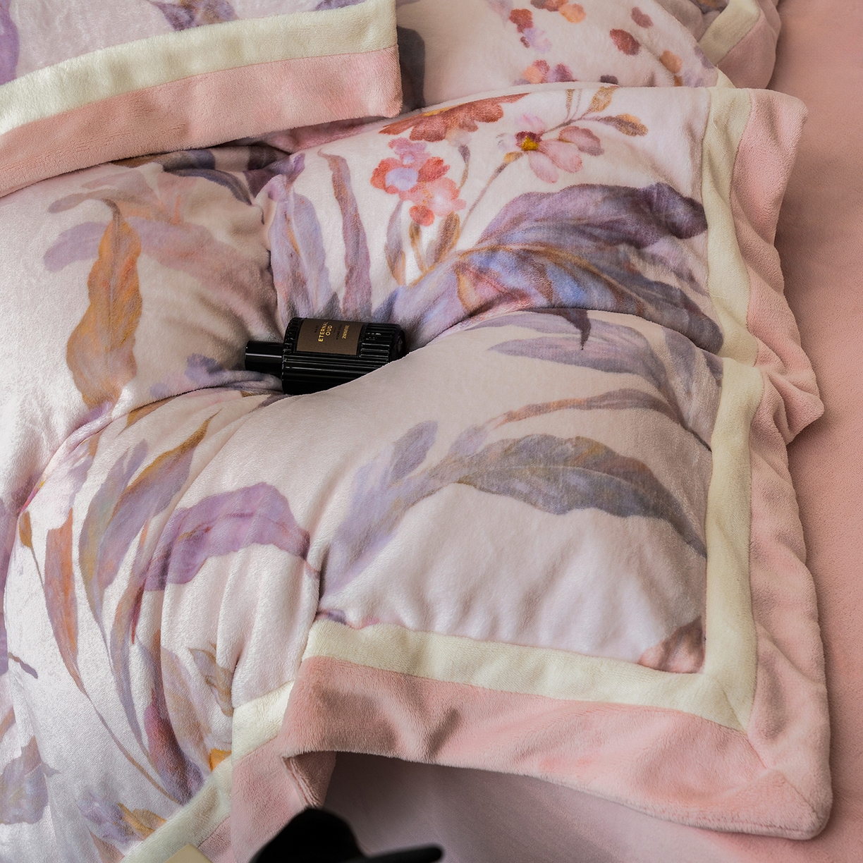 91家纺网 家纺一手货源 找家纺 蓝梦 2025新款全消光数码印花牛奶绒系列四件套 芳华粉