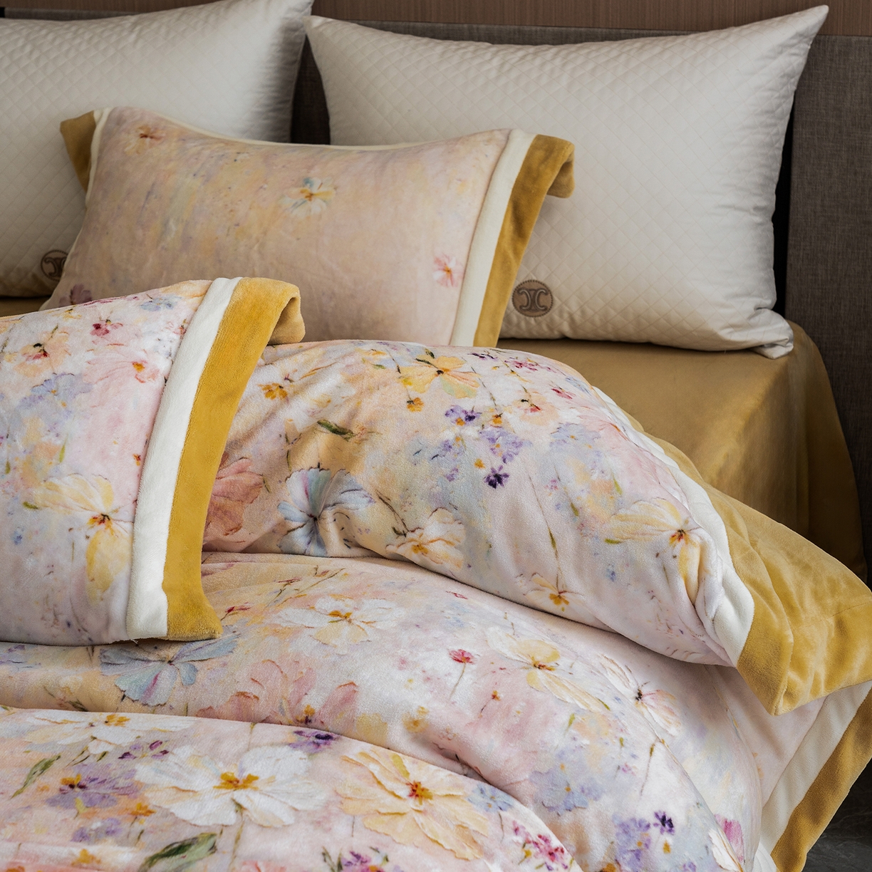 91家纺网 家纺一手货源 找家纺 蓝梦 2025新款全消光数码印花牛奶绒系列四件套 蝶语黄