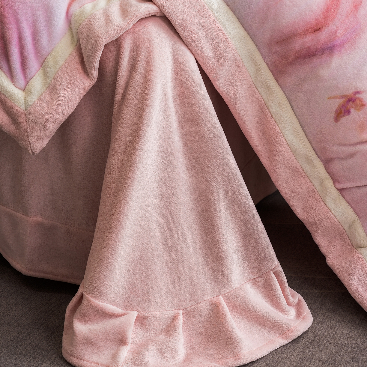 91家纺网 家纺一手货源 找家纺 蓝梦 2025新款全消光数码印花牛奶绒系列四件套 蝶舞粉