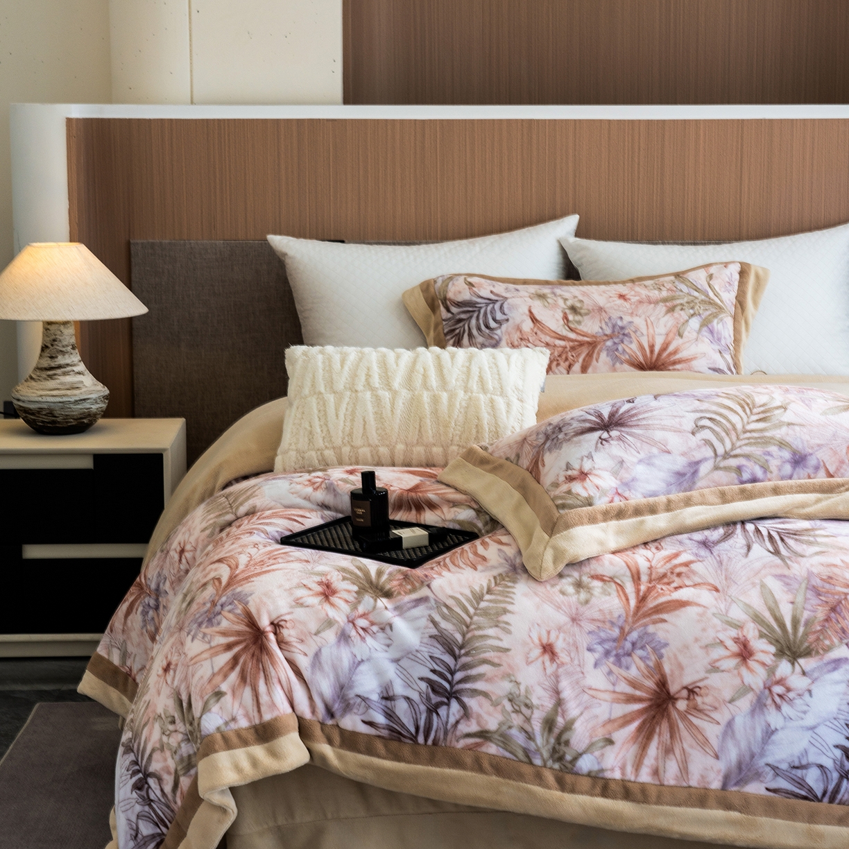 91家纺网 家纺一手货源 找家纺 蓝梦 2025新款全消光数码印花牛奶绒系列四件套 叶语黄