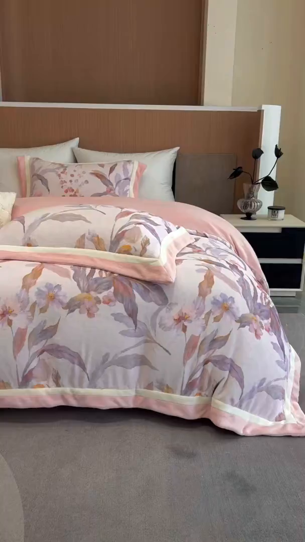 91家纺网 家纺一手货源 找家纺 蓝梦 2025新款全消光数码印花牛奶绒系列四件套 芳华粉