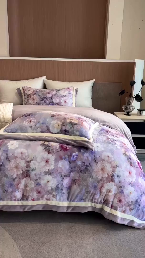 91家纺网 家纺一手货源 找家纺 蓝梦 2025新款全消光数码印花牛奶绒系列四件套 花语紫