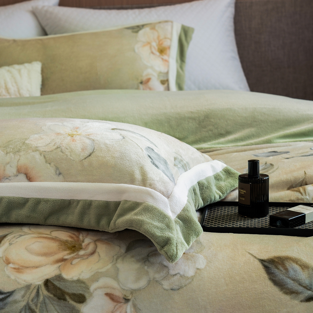 91家纺网 家纺一手货源 找家纺 蓝梦 2025新款全消光数码印花牛奶绒系列四件套 繁花似锦绿