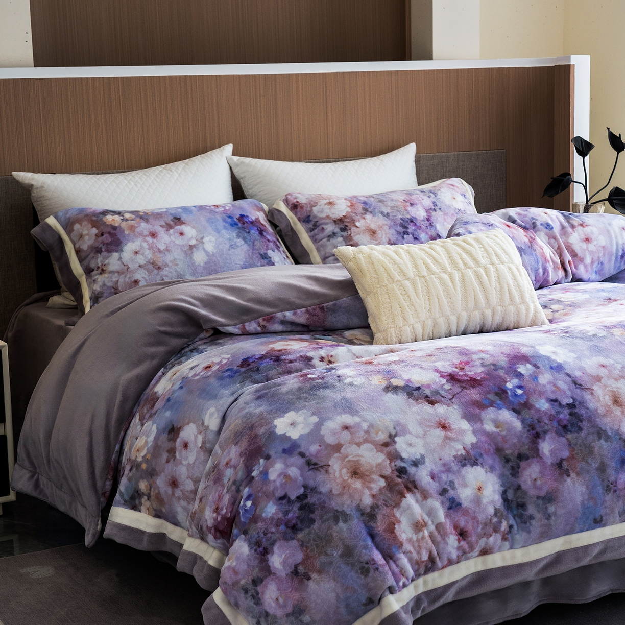 91家纺网 家纺一手货源 找家纺 蓝梦 2025新款全消光数码印花牛奶绒系列四件套 花语紫