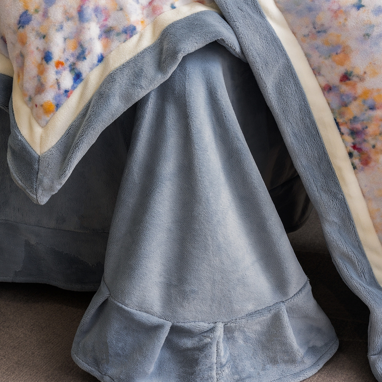 91家纺网 家纺一手货源 找家纺 蓝梦 2025新款全消光数码印花牛奶绒系列四件套 花海蓝