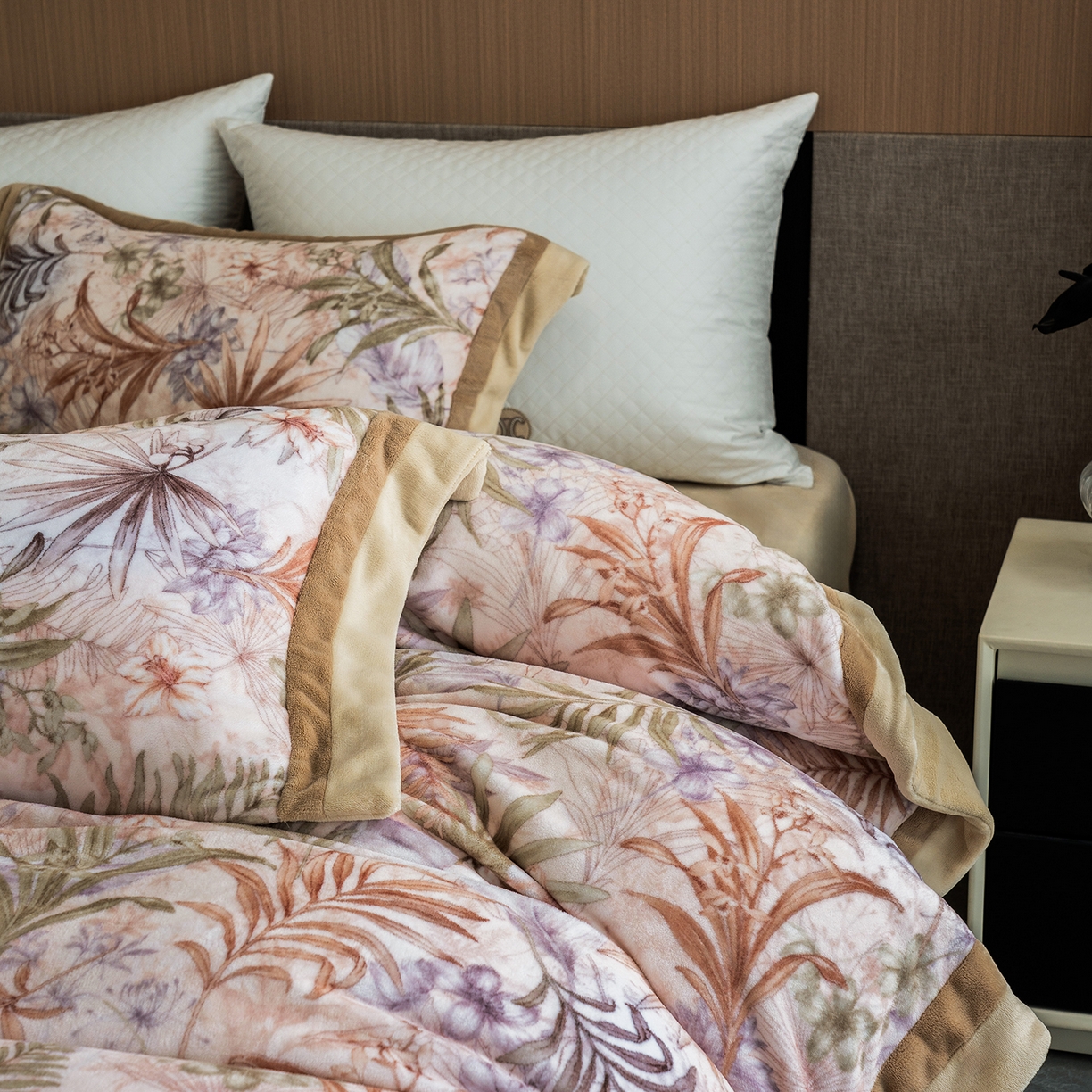 91家纺网 家纺一手货源 找家纺 蓝梦 2025新款全消光数码印花牛奶绒系列四件套 叶语黄