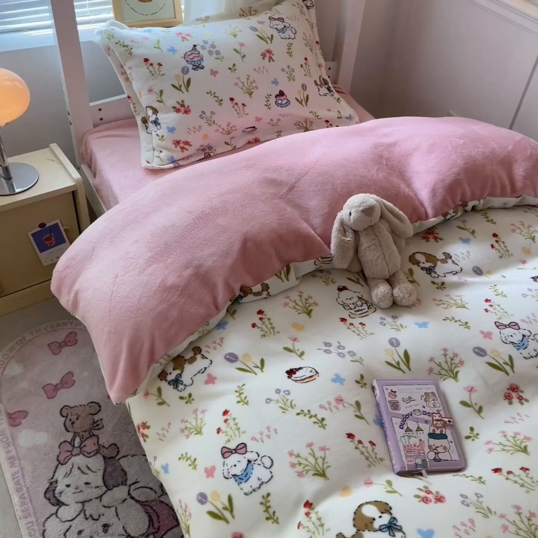 91家纺网 家纺一手货源 找家纺 寻米 2025新款高克重加厚保暖牛奶绒学生宿舍单床笠单件床笠系列二 小狗茶园-粉