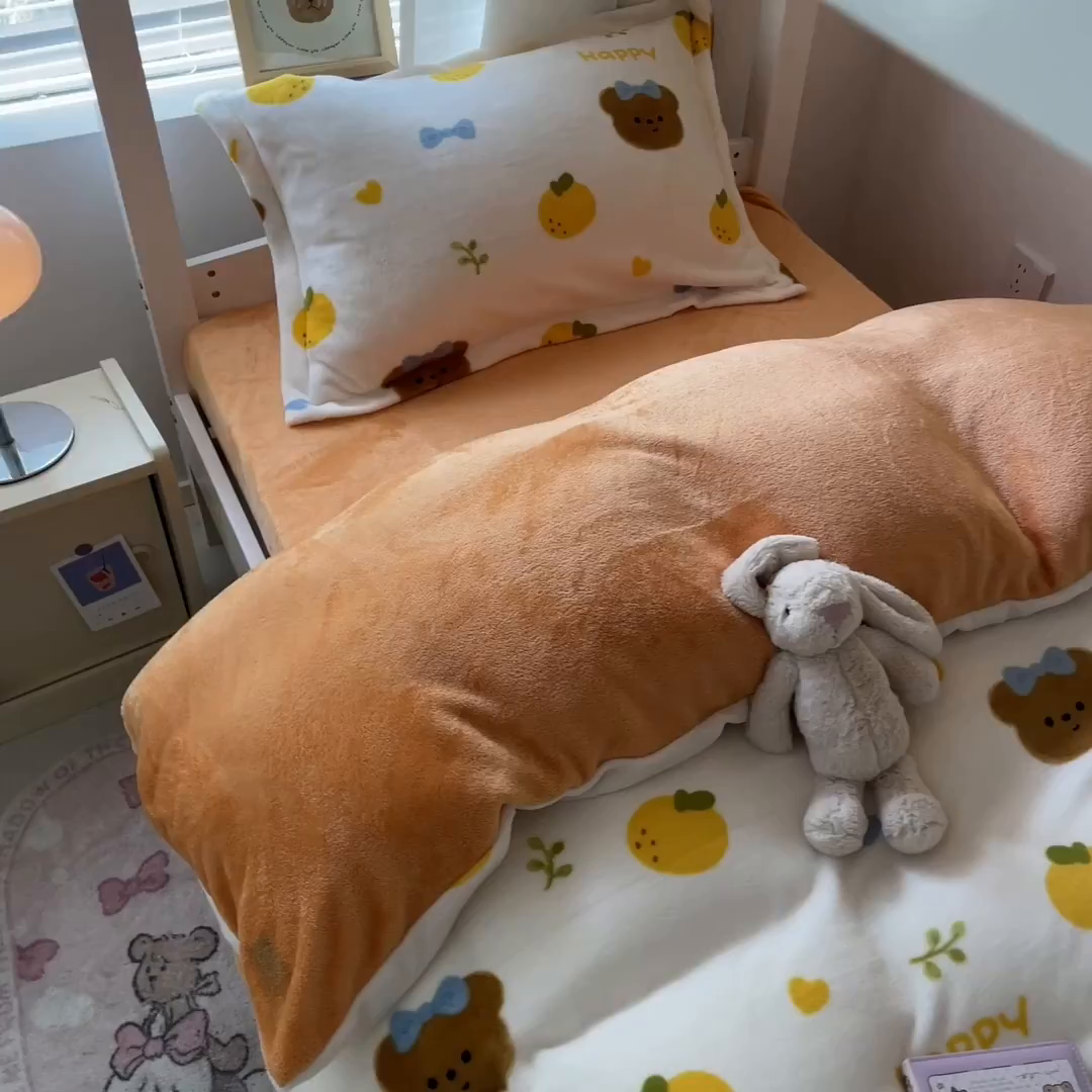 91家纺网 家纺一手货源 找家纺 寻米 2025新款高克重加厚保暖牛奶绒学生宿舍单床笠单件床笠系列二 甜橘小熊