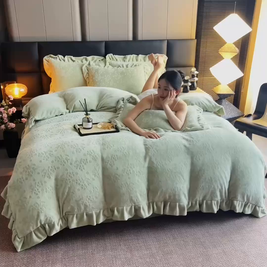 91家纺网 家纺一手货源 找家纺 找底底家纺 2025新款加厚韩版全消光烂花牛奶绒四件套（加厚8斤重   日销20单客户优惠8元） 澜花-暖绿