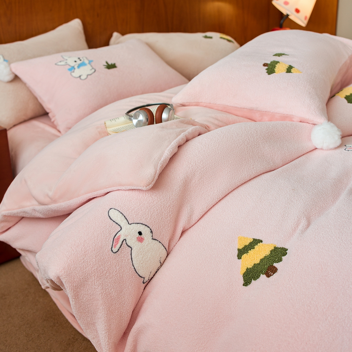 91家纺网 家纺一手货源 找家纺 （总）蓝梦 2025新款全消光毛巾绣艾尼绒四件套-艾尼兔系列