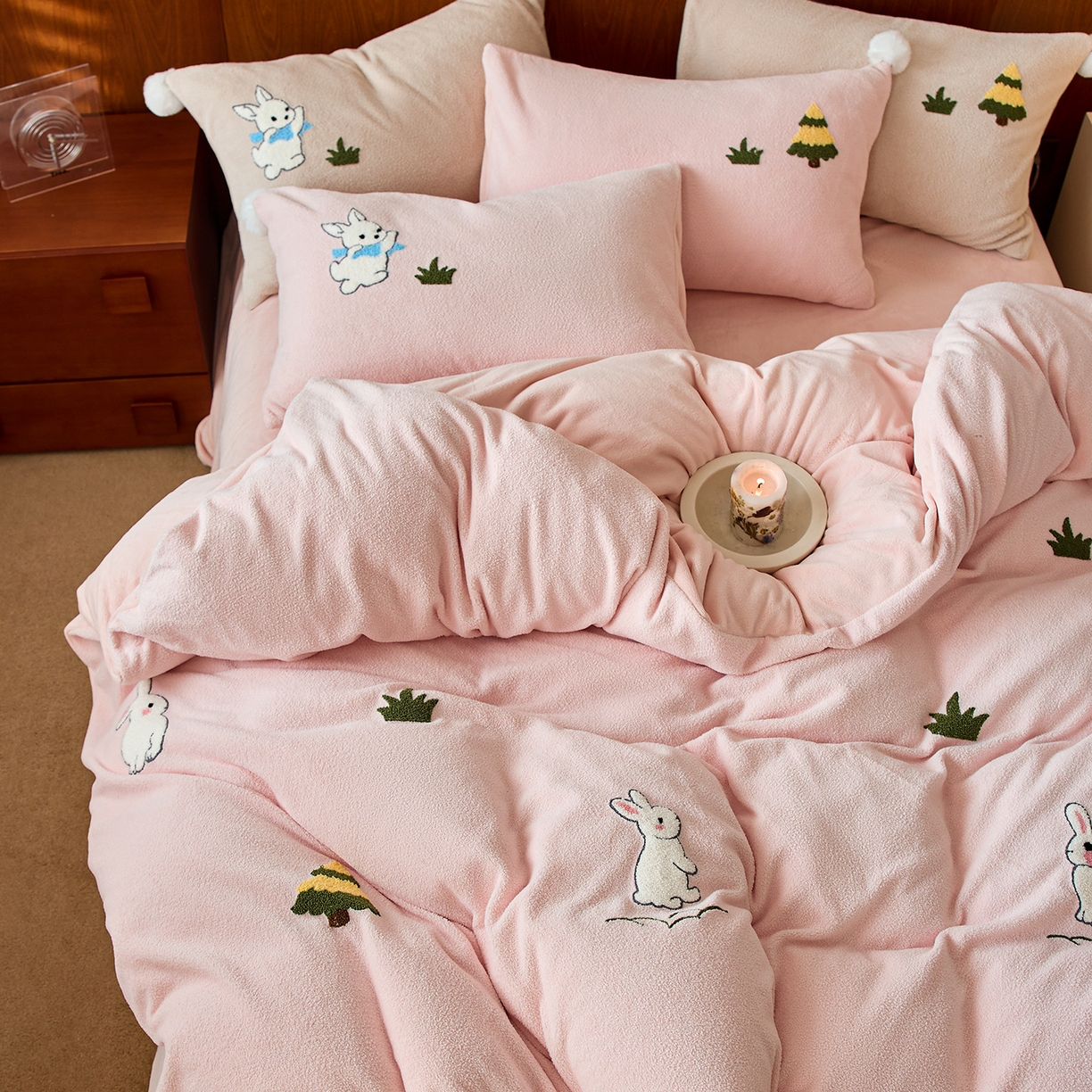 91家纺网 家纺一手货源 找家纺 （总）蓝梦 2025新款全消光毛巾绣艾尼绒四件套-艾尼兔系列