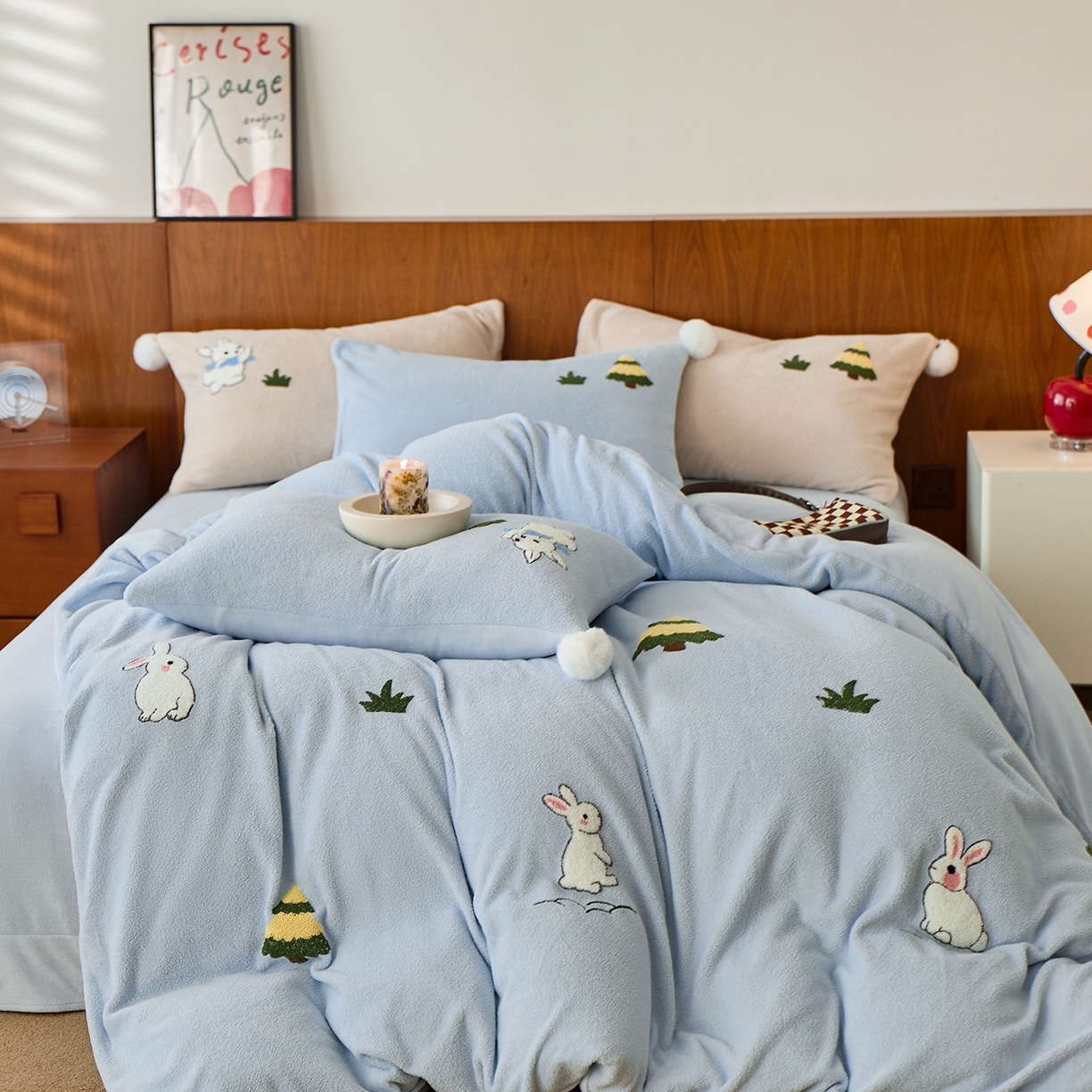 91家纺网 家纺一手货源 找家纺 蓝梦 2025新款全消光毛巾绣艾尼绒四件套-艾尼兔系列 湖水蓝