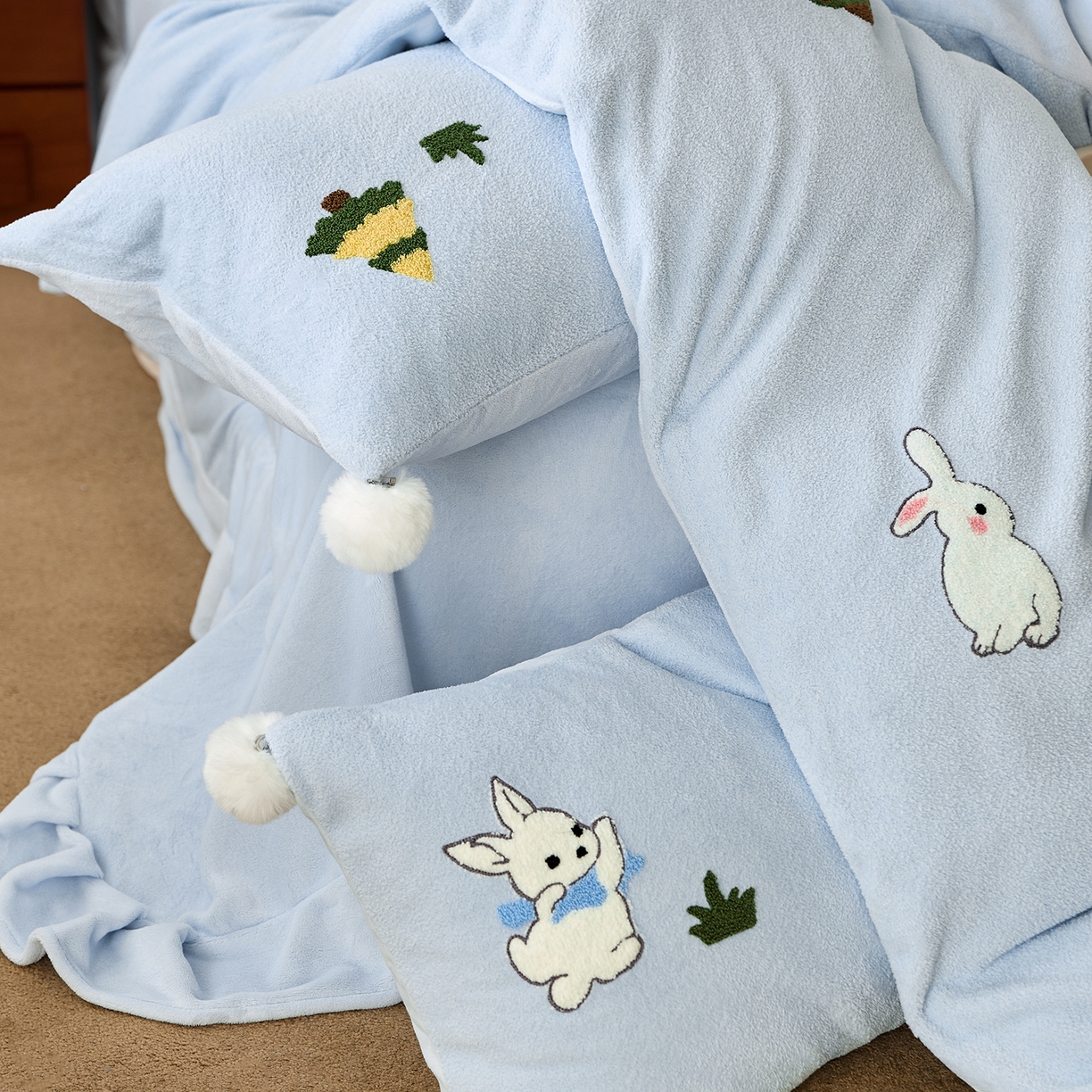 91家纺网 家纺一手货源 找家纺 蓝梦 2025新款全消光毛巾绣艾尼绒四件套-艾尼兔系列 湖水蓝