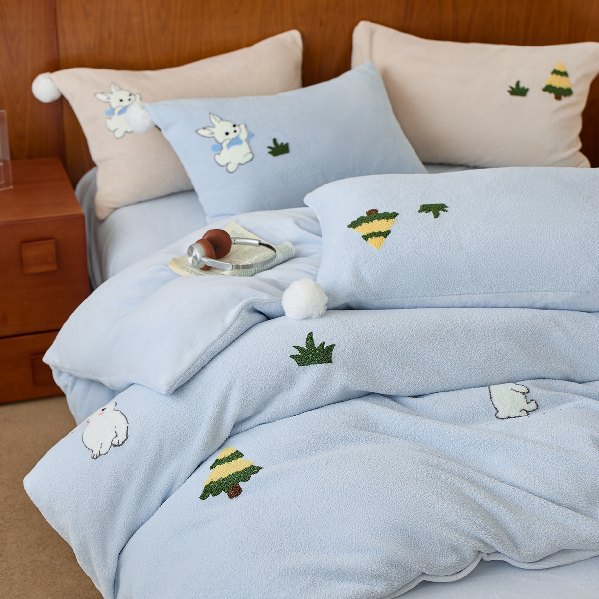 91家纺网 家纺一手货源 找家纺 蓝梦 2025新款全消光毛巾绣艾尼绒四件套-艾尼兔系列 湖水蓝