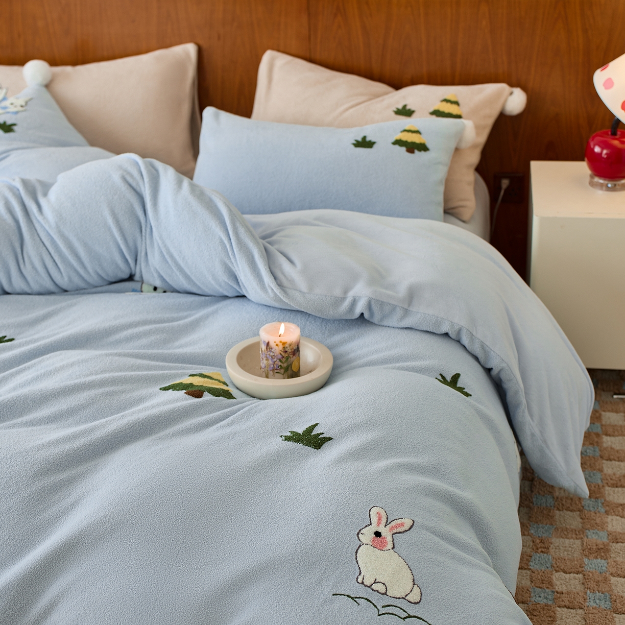 91家纺网 家纺一手货源 找家纺 蓝梦 2025新款全消光毛巾绣艾尼绒四件套-艾尼兔系列 湖水蓝