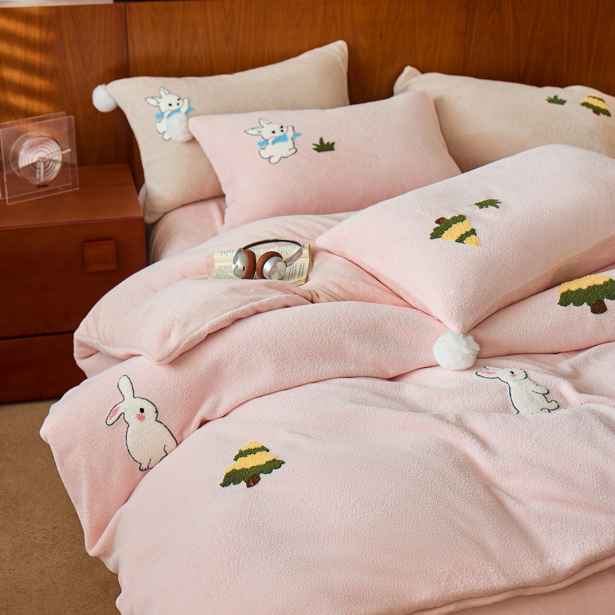 91家纺网 家纺一手货源 找家纺 （总）蓝梦 2025新款全消光毛巾绣艾尼绒四件套-艾尼兔系列