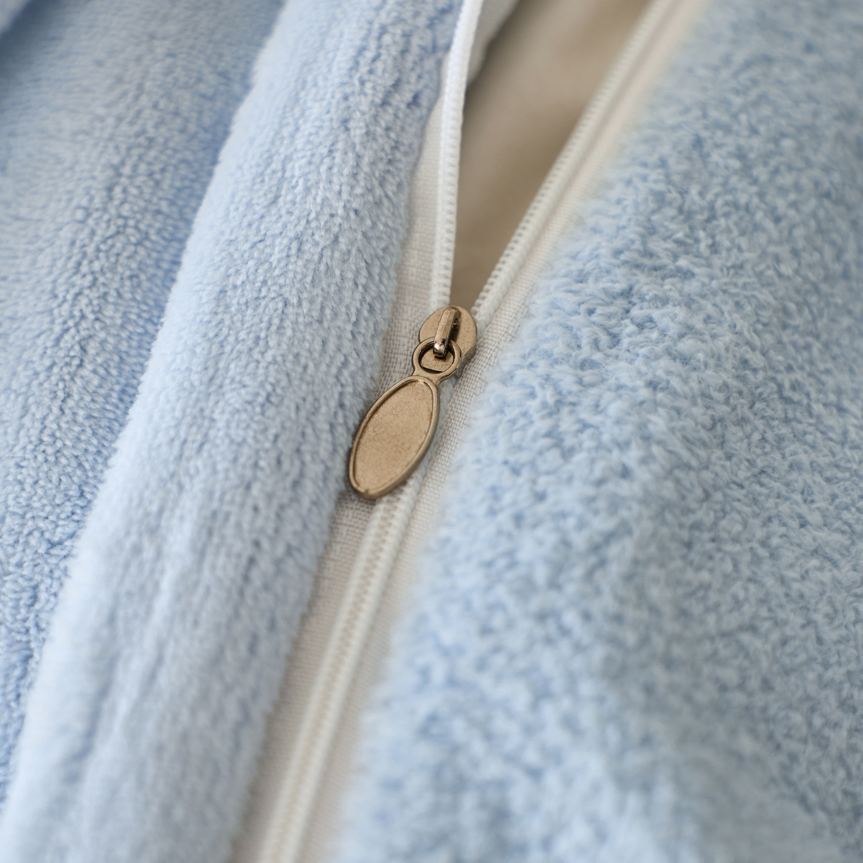 91家纺网 家纺一手货源 找家纺 蓝梦 2025新款全消光毛巾绣艾尼绒四件套-艾尼兔系列 湖水蓝