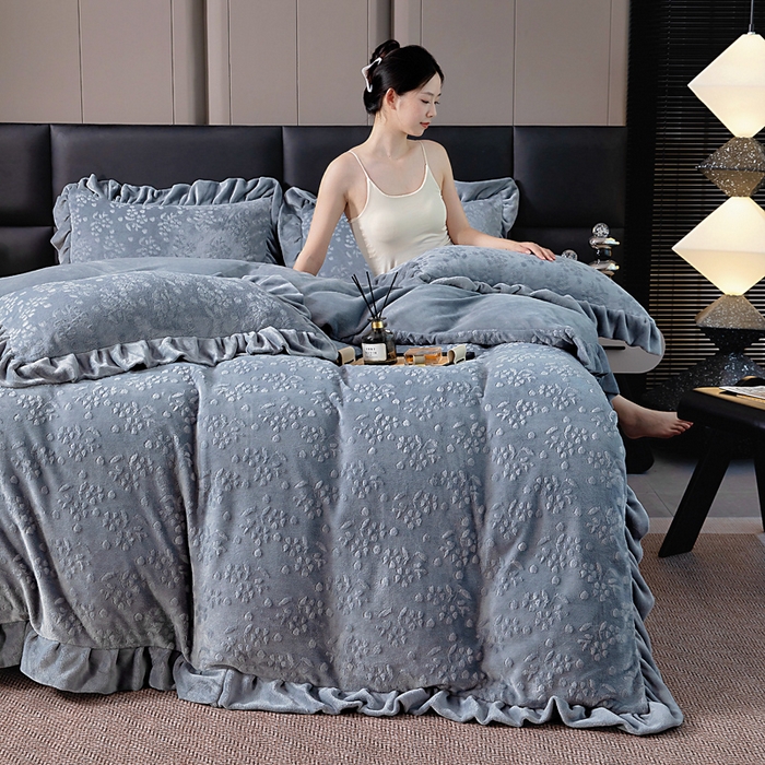 91家纺网 家纺一手货源 找家纺 找底底家纺 2025新款加厚韩版全消光烂花牛奶绒四件套（加厚8斤重   日销20单客户优惠8元） 澜花-青灰