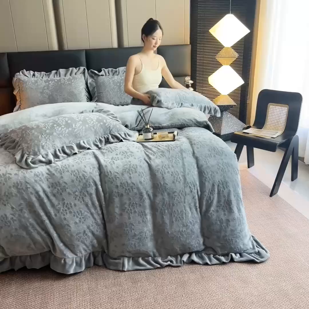 91家纺网 家纺一手货源 找家纺 找底底家纺 2025新款加厚韩版全消光烂花牛奶绒四件套（加厚8斤重   日销20单客户优惠8元） 澜花-青灰