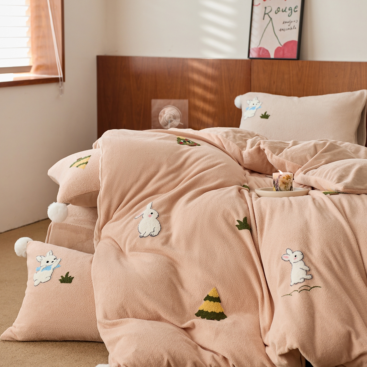 91家纺网 家纺一手货源 找家纺 蓝梦 2025新款全消光毛巾绣艾尼绒四件套-艾尼兔系列 浅可可