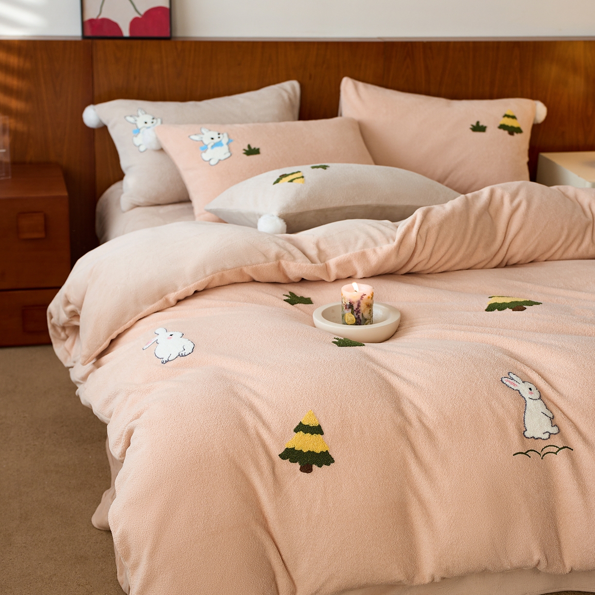 91家纺网 家纺一手货源 找家纺 蓝梦 2025新款全消光毛巾绣艾尼绒四件套-艾尼兔系列 浅可可