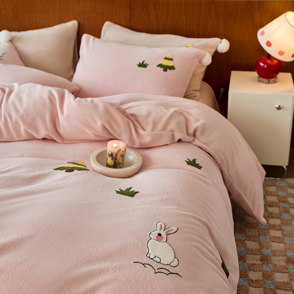 91家纺网 家纺一手货源 找家纺 蓝梦 2025新款全消光毛巾绣艾尼绒四件套-艾尼兔系列 豆蔻粉
