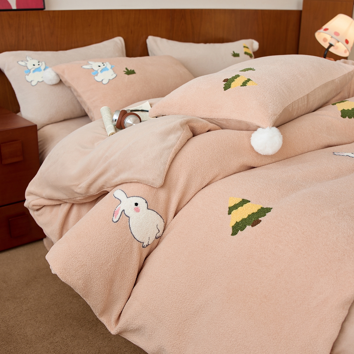 91家纺网 家纺一手货源 找家纺 蓝梦 2025新款全消光毛巾绣艾尼绒四件套-艾尼兔系列 浅可可