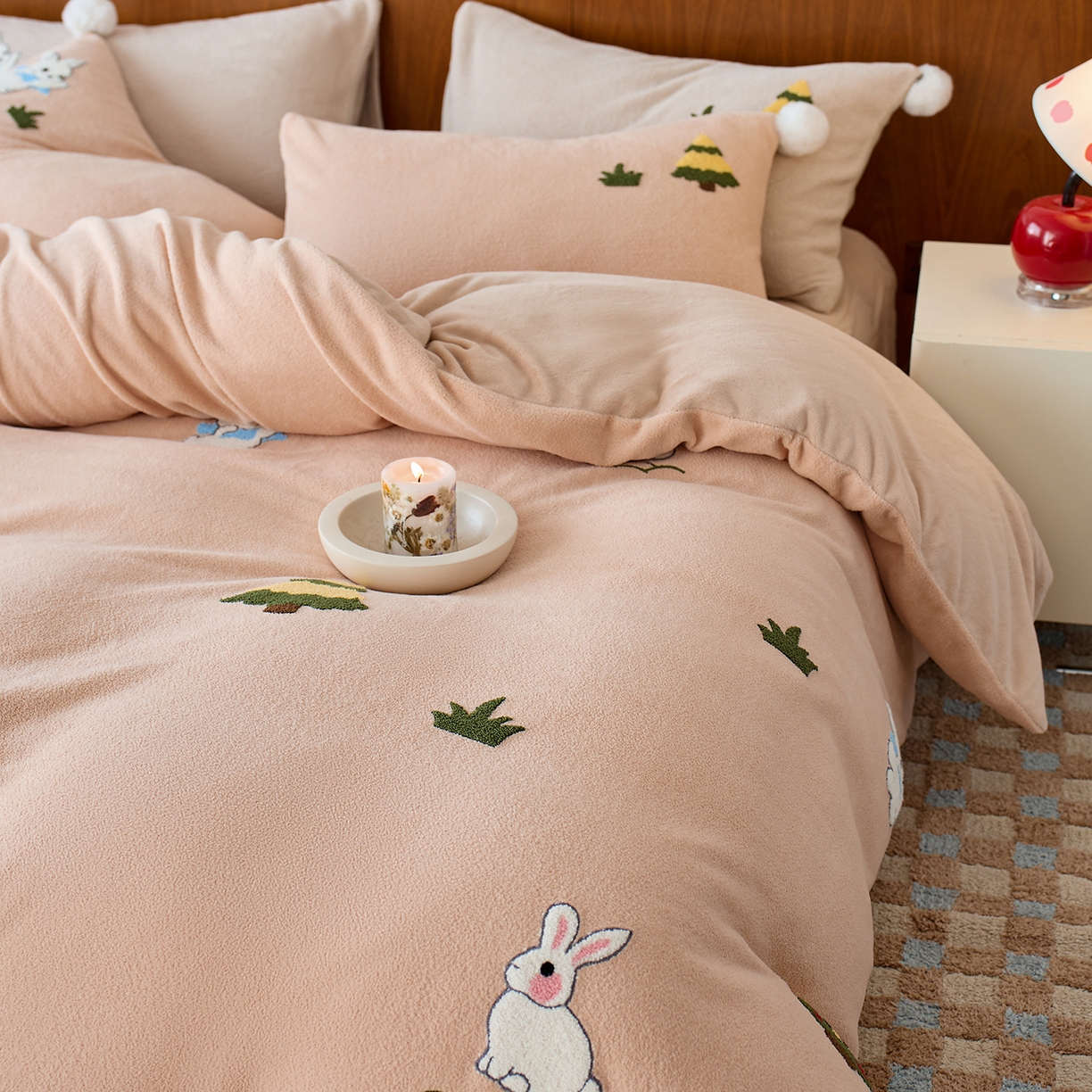 91家纺网 家纺一手货源 找家纺 蓝梦 2025新款全消光毛巾绣艾尼绒四件套-艾尼兔系列 浅可可