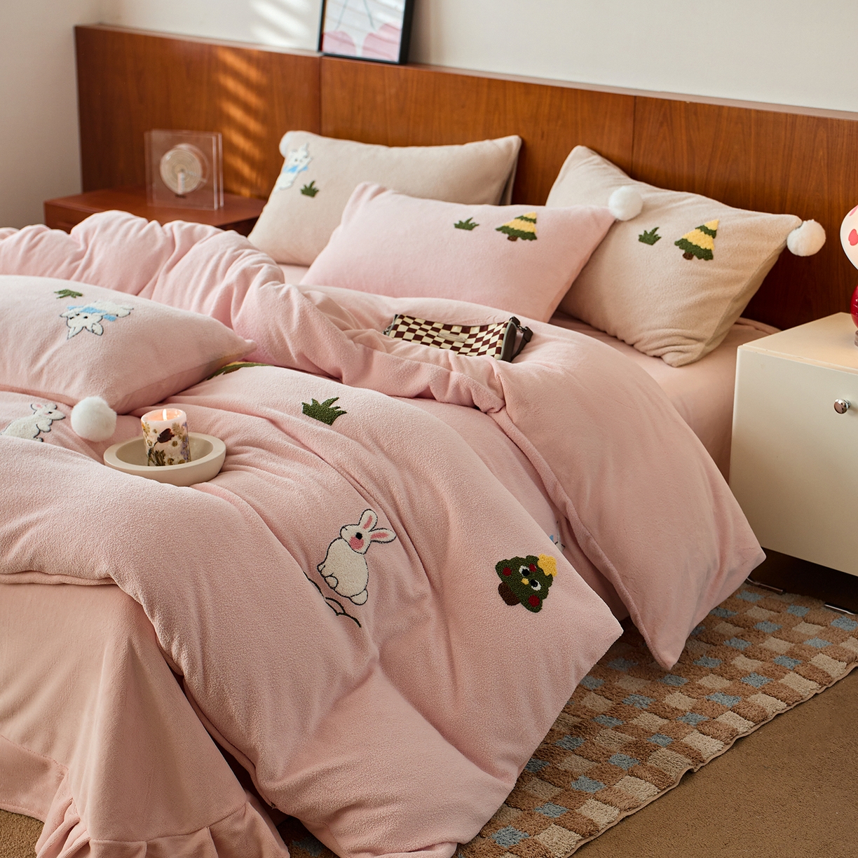 91家纺网 家纺一手货源 找家纺 蓝梦 2025新款全消光毛巾绣艾尼绒四件套-艾尼兔系列 豆蔻粉