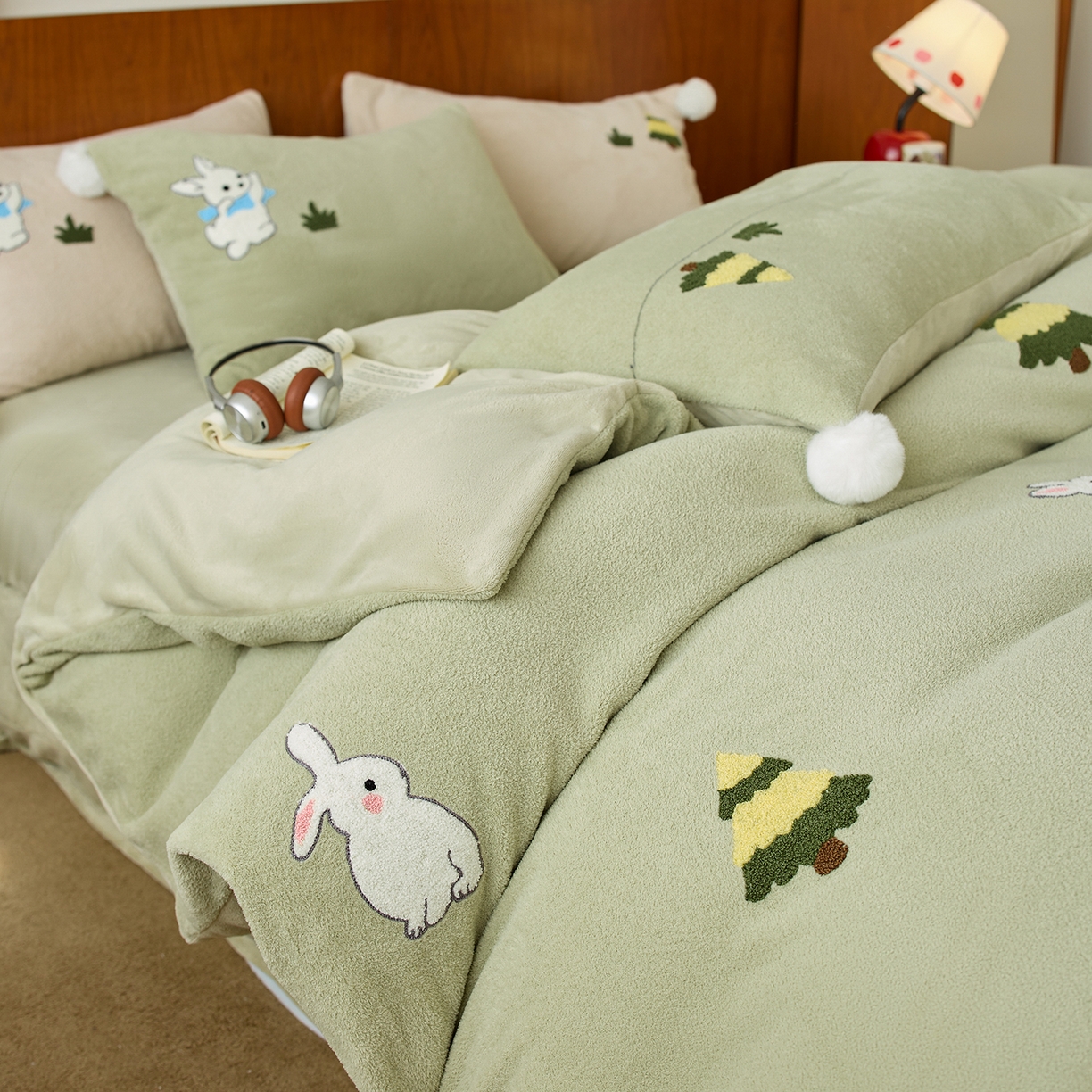 91家纺网 家纺一手货源 找家纺 蓝梦 2025新款全消光毛巾绣艾尼绒四件套-艾尼兔系列 浅绿