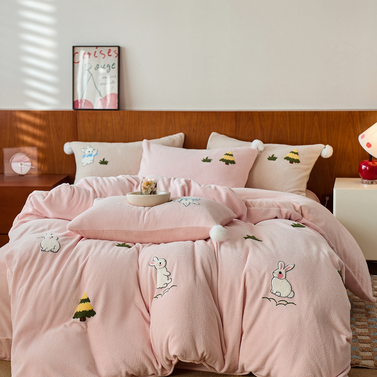 91家纺网 家纺一手货源 找家纺 蓝梦 2025新款全消光毛巾绣艾尼绒四件套-艾尼兔系列 豆蔻粉