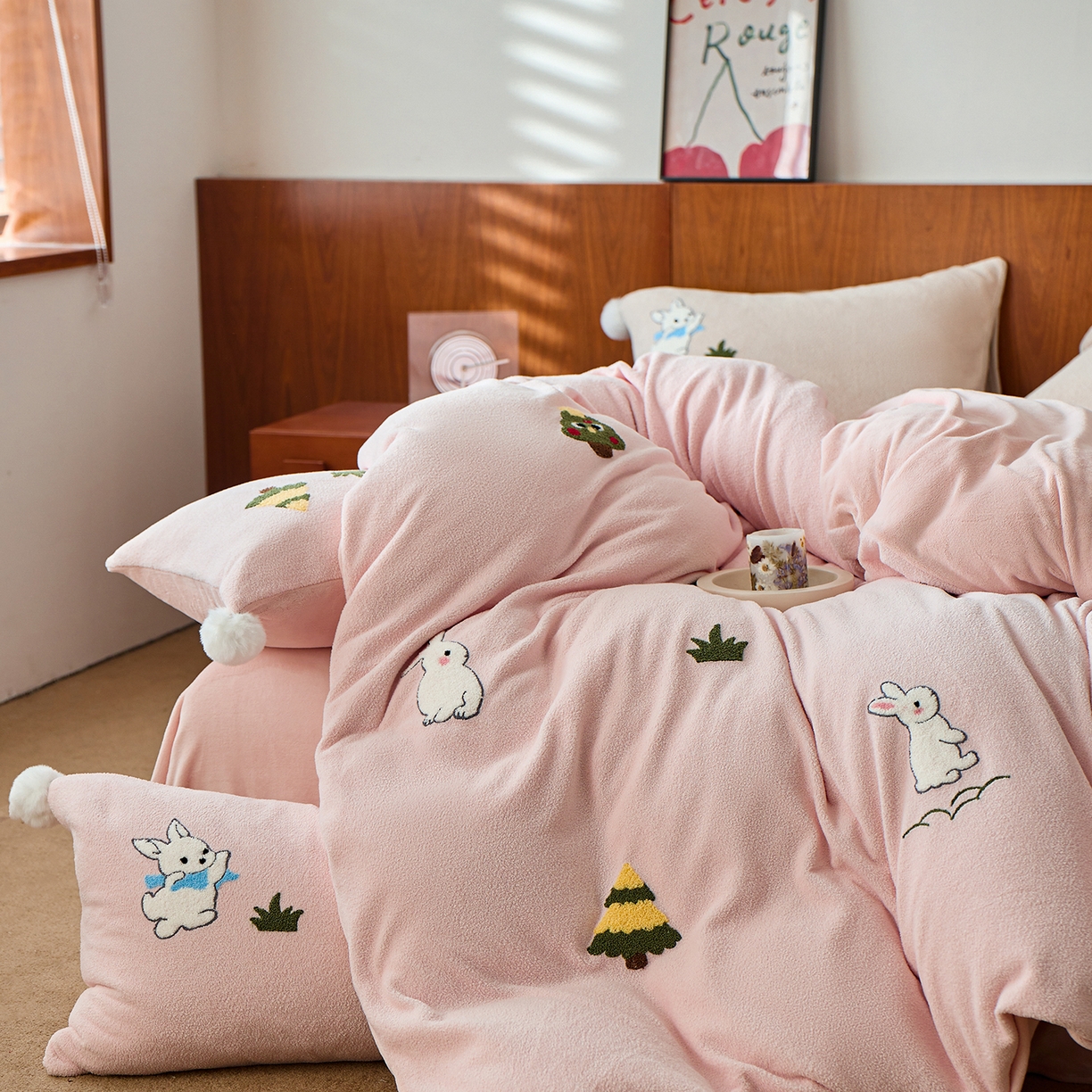 91家纺网 家纺一手货源 找家纺 蓝梦 2025新款全消光毛巾绣艾尼绒四件套-艾尼兔系列 豆蔻粉