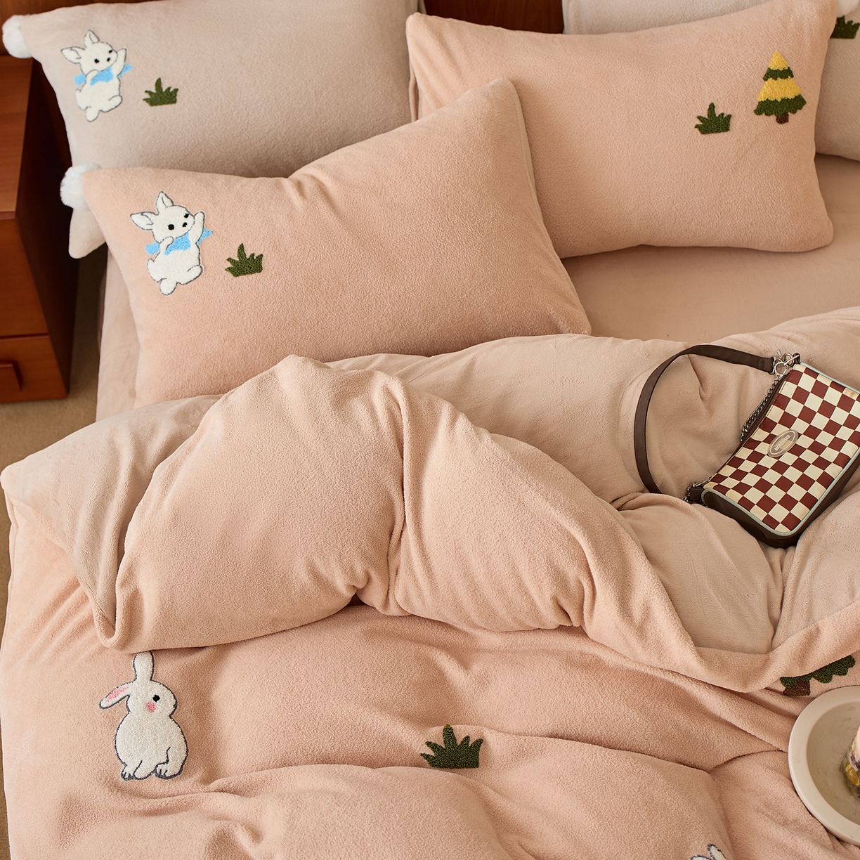 91家纺网 家纺一手货源 找家纺 蓝梦 2025新款全消光毛巾绣艾尼绒四件套-艾尼兔系列 浅可可