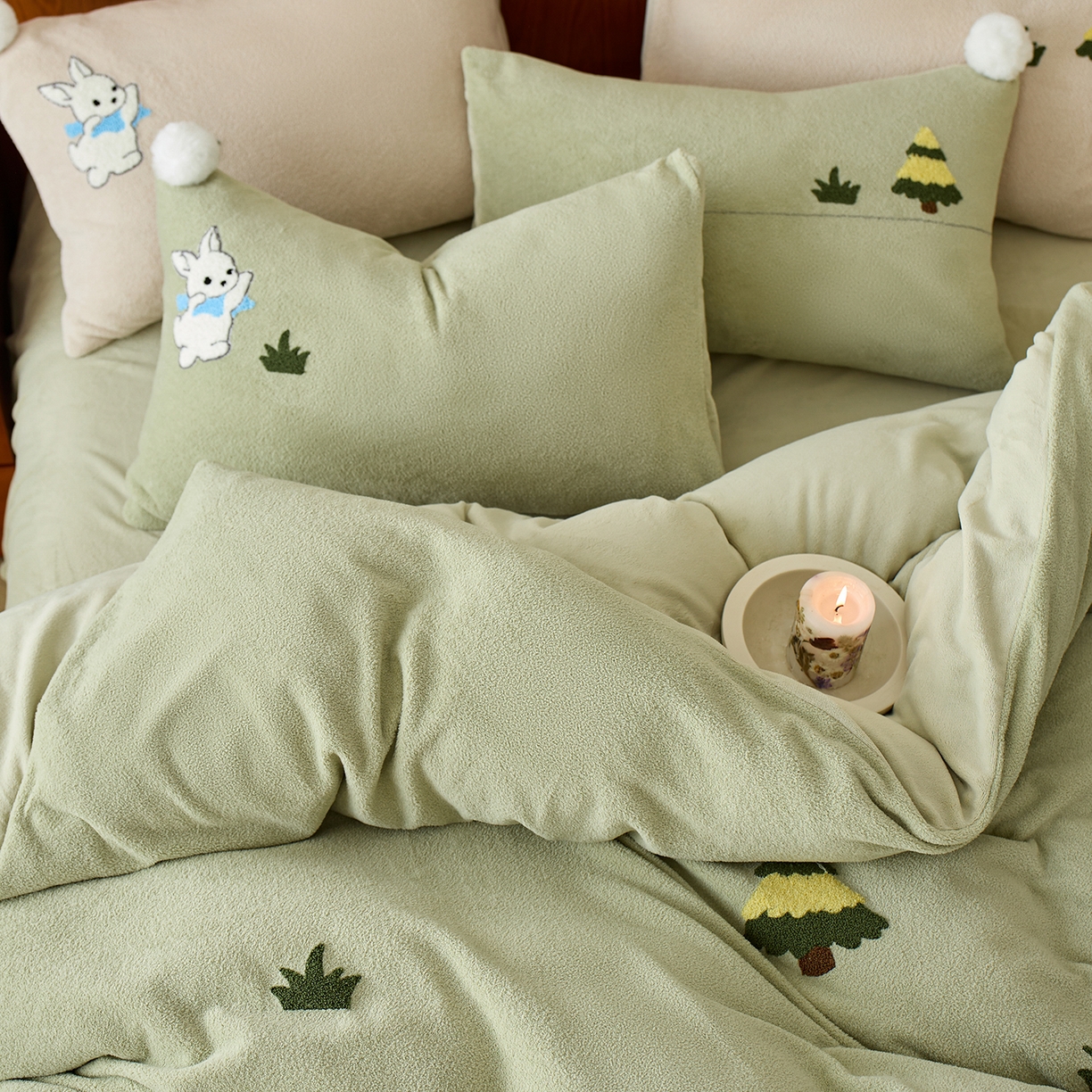 91家纺网 家纺一手货源 找家纺 蓝梦 2025新款全消光毛巾绣艾尼绒四件套-艾尼兔系列 浅绿