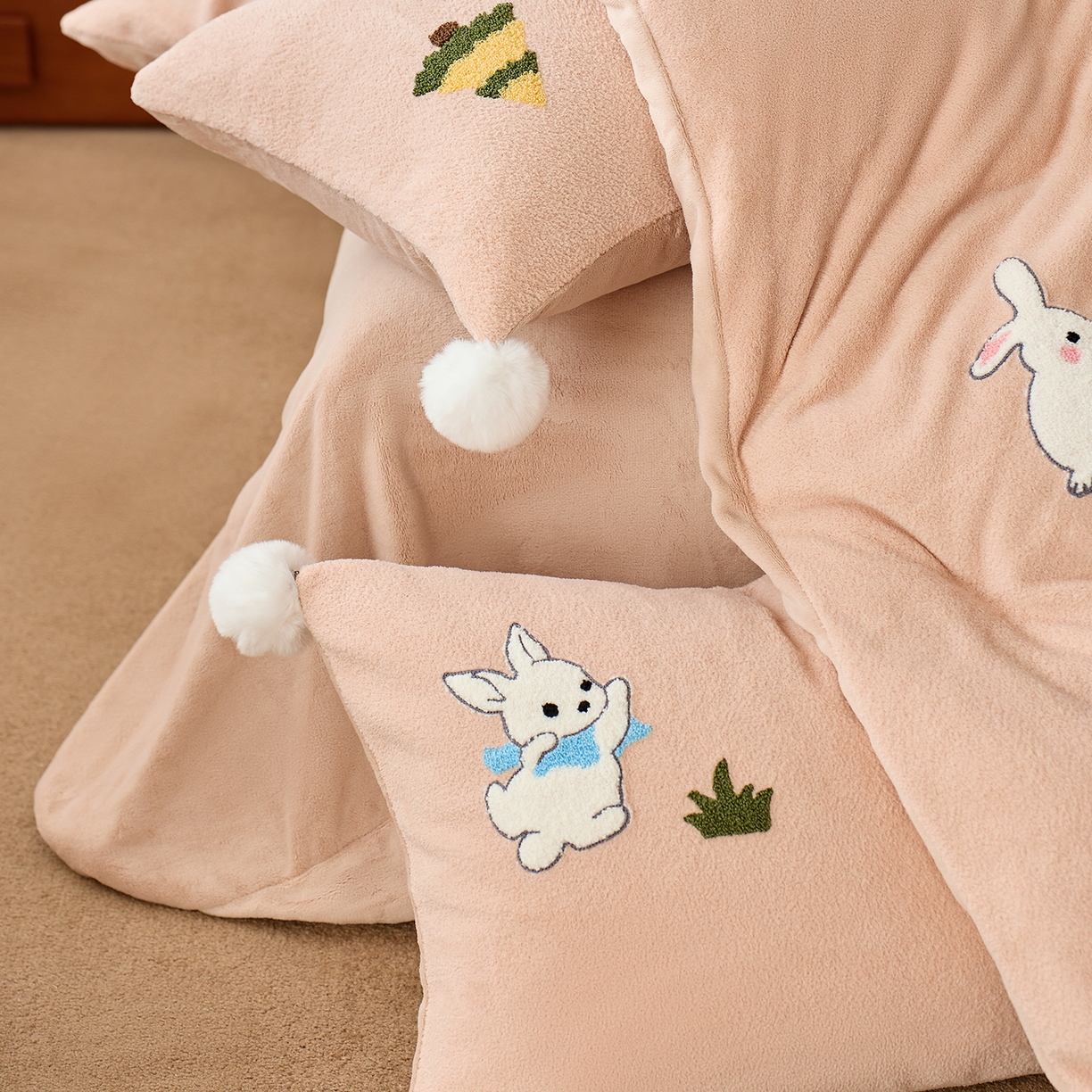 91家纺网 家纺一手货源 找家纺 蓝梦 2025新款全消光毛巾绣艾尼绒四件套-艾尼兔系列 浅可可