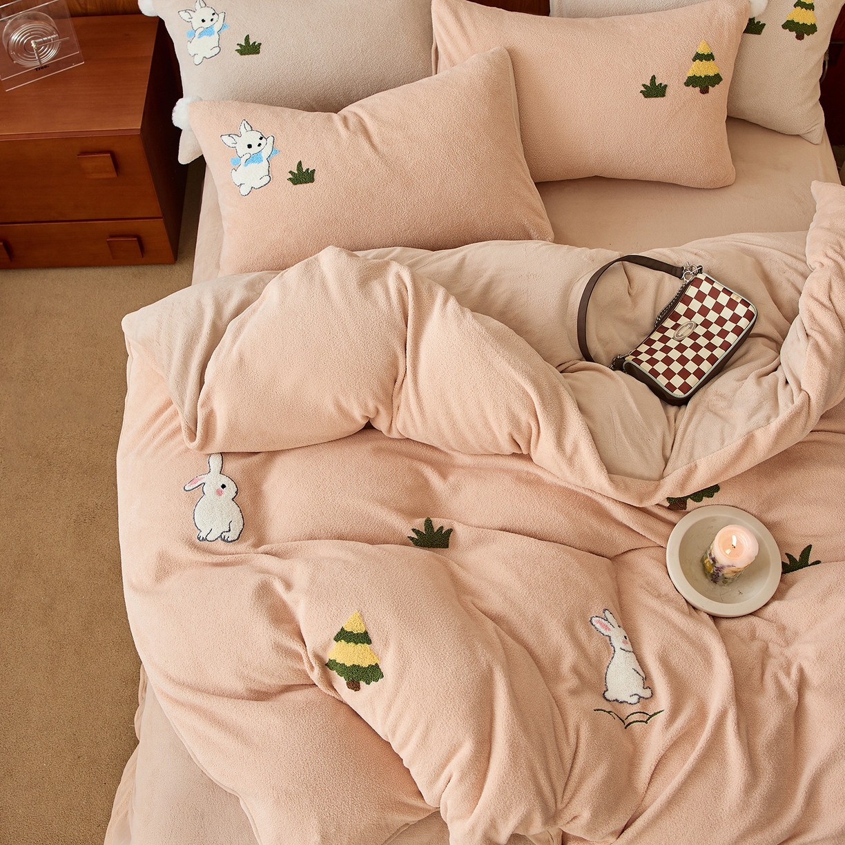 91家纺网 家纺一手货源 找家纺 蓝梦 2025新款全消光毛巾绣艾尼绒四件套-艾尼兔系列 浅可可