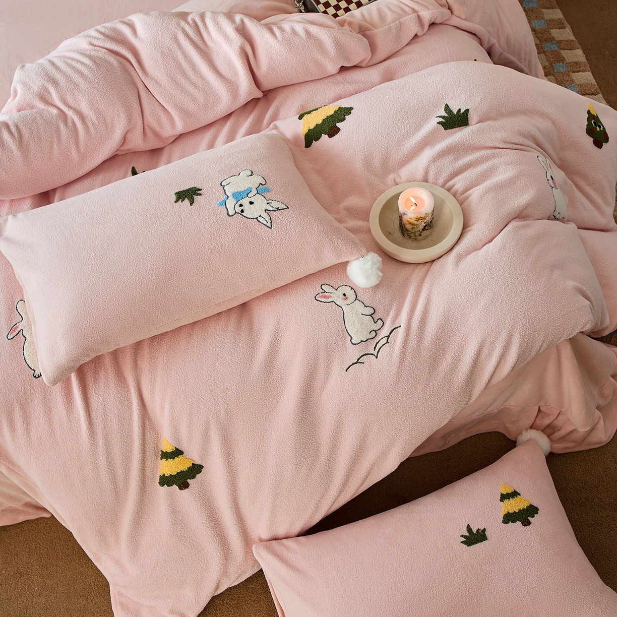 91家纺网 家纺一手货源 找家纺 蓝梦 2025新款全消光毛巾绣艾尼绒四件套-艾尼兔系列 豆蔻粉