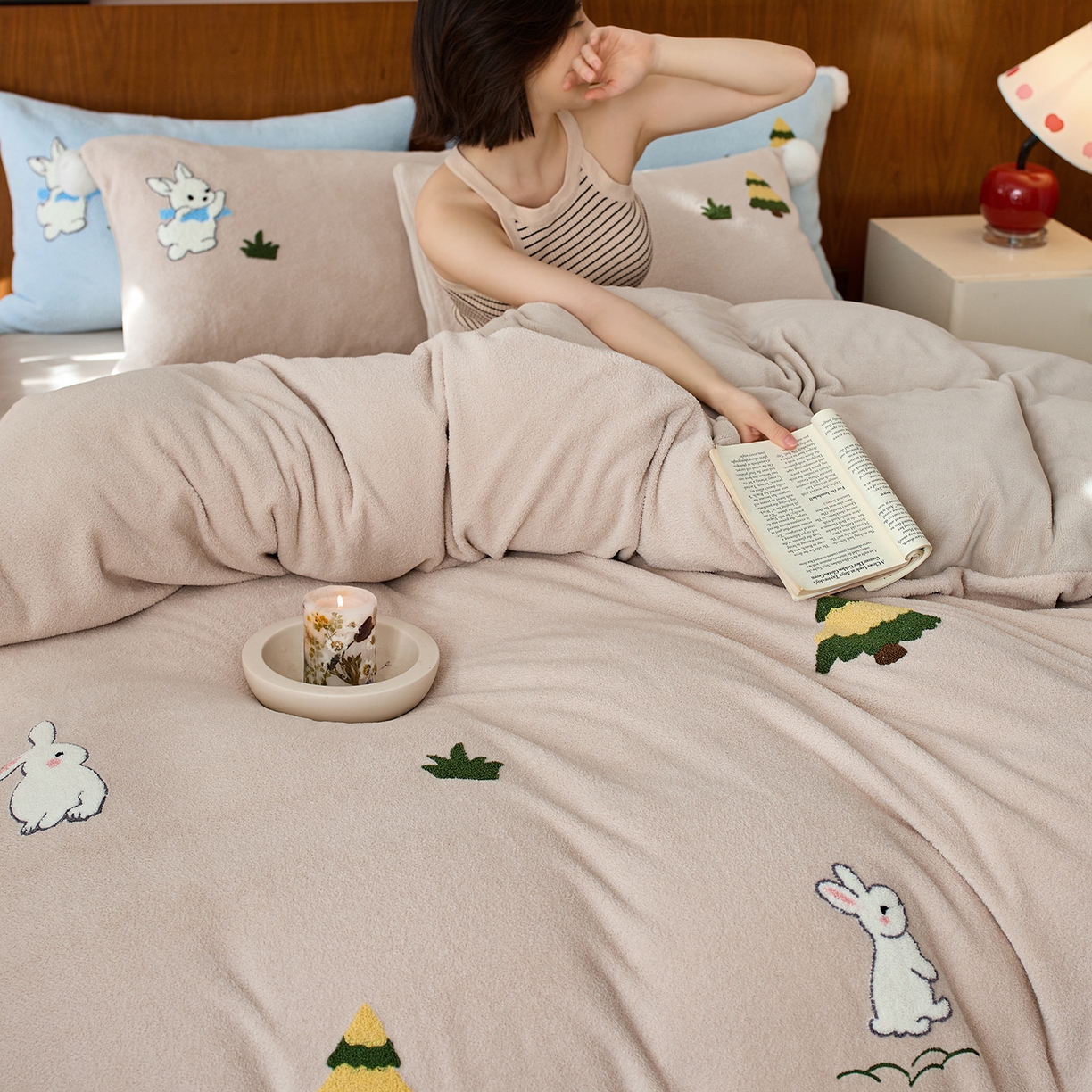 91家纺网 家纺一手货源 找家纺 蓝梦 2025新款全消光毛巾绣艾尼绒四件套-艾尼兔系列 新米色