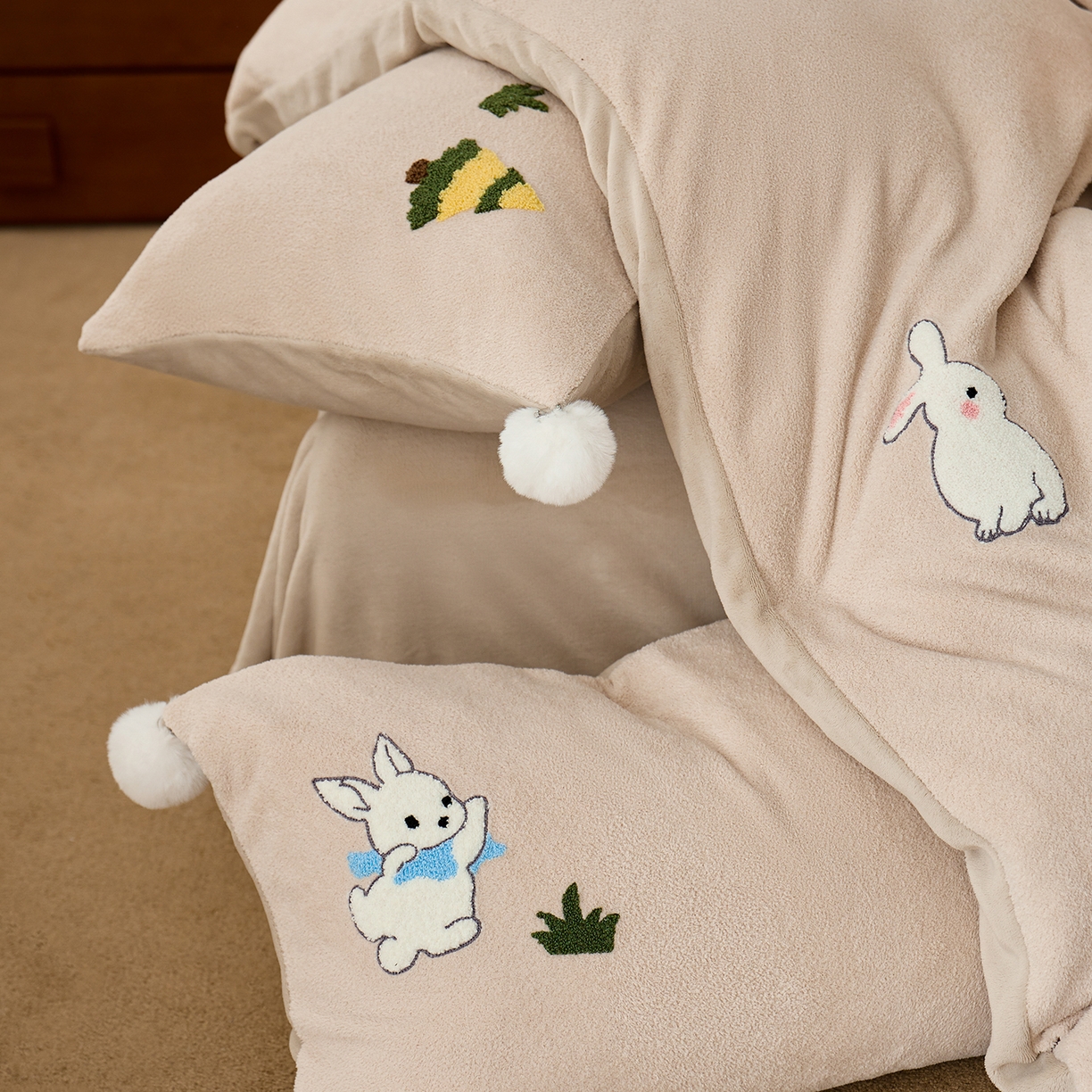 91家纺网 家纺一手货源 找家纺 蓝梦 2025新款全消光毛巾绣艾尼绒四件套-艾尼兔系列 新米色