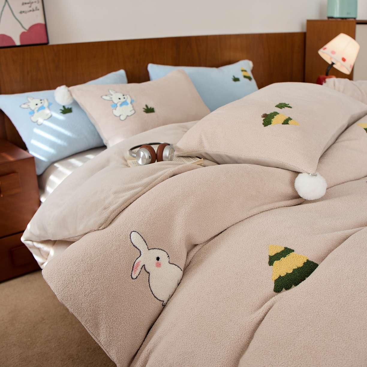 91家纺网 家纺一手货源 找家纺 蓝梦 2025新款全消光毛巾绣艾尼绒四件套-艾尼兔系列 新米色