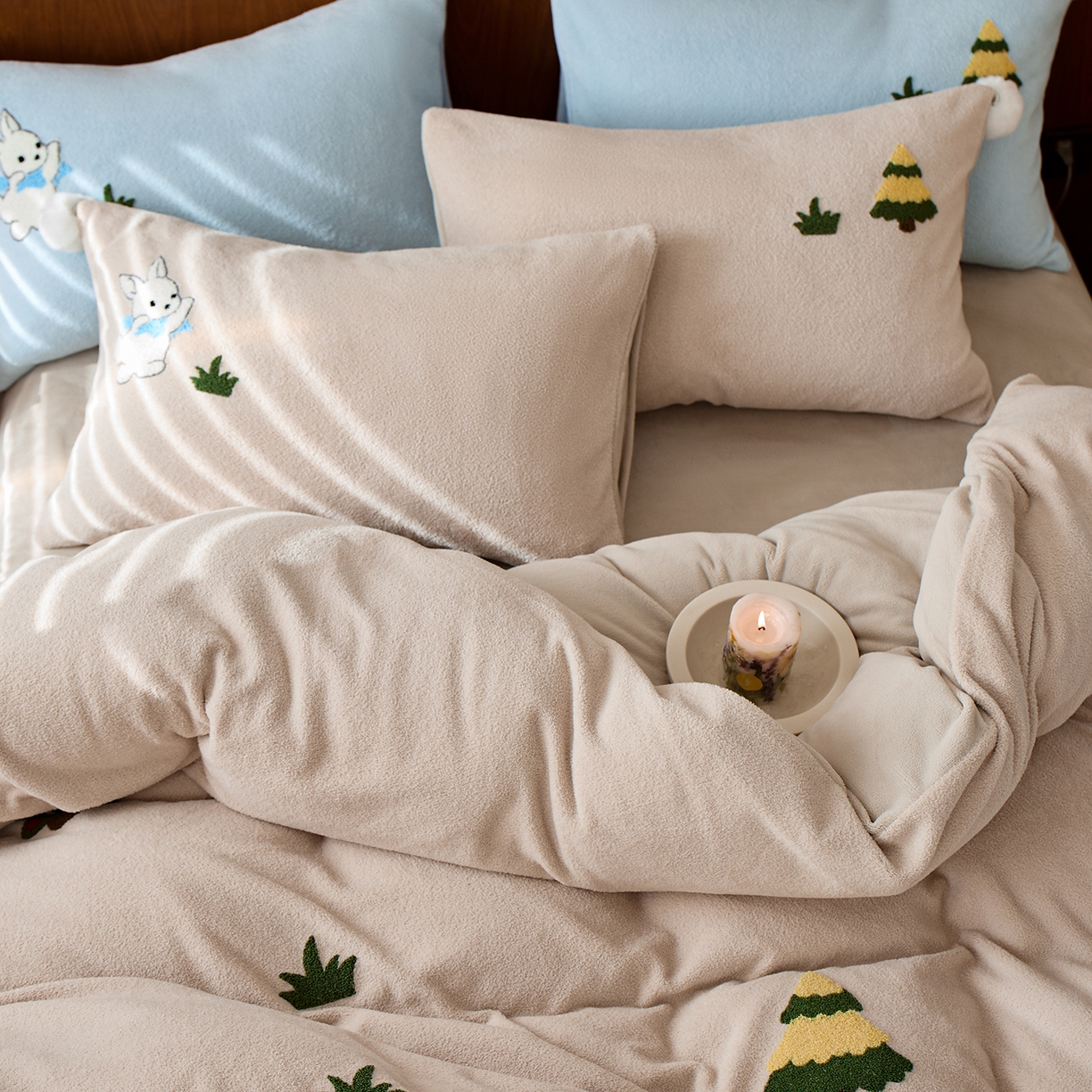 91家纺网 家纺一手货源 找家纺 蓝梦 2025新款全消光毛巾绣艾尼绒四件套-艾尼兔系列 新米色