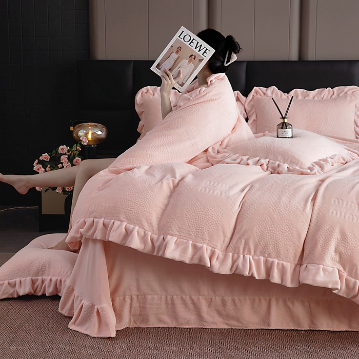91家纺网 家纺一手货源 找家纺 找底底家纺 2025新款加厚韩版全消光烂花牛奶绒四件套（加厚8斤重   日销20单客户优惠8元） 梦屿-粉色